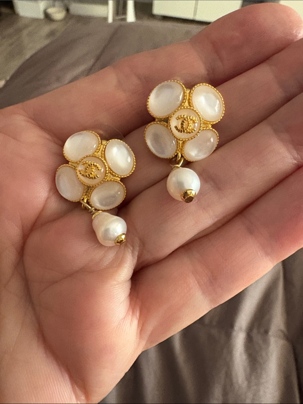 CHANEL Gold and White Mother-of-Pearl Floral Drop Earrings with Pearl Teardrops - Picture 4 of 9